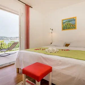 https://apartment-on-the-beach-trogir.hotels-in-trogir.com