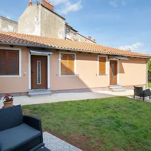 https://apartments-leonardomak.in-istria.net